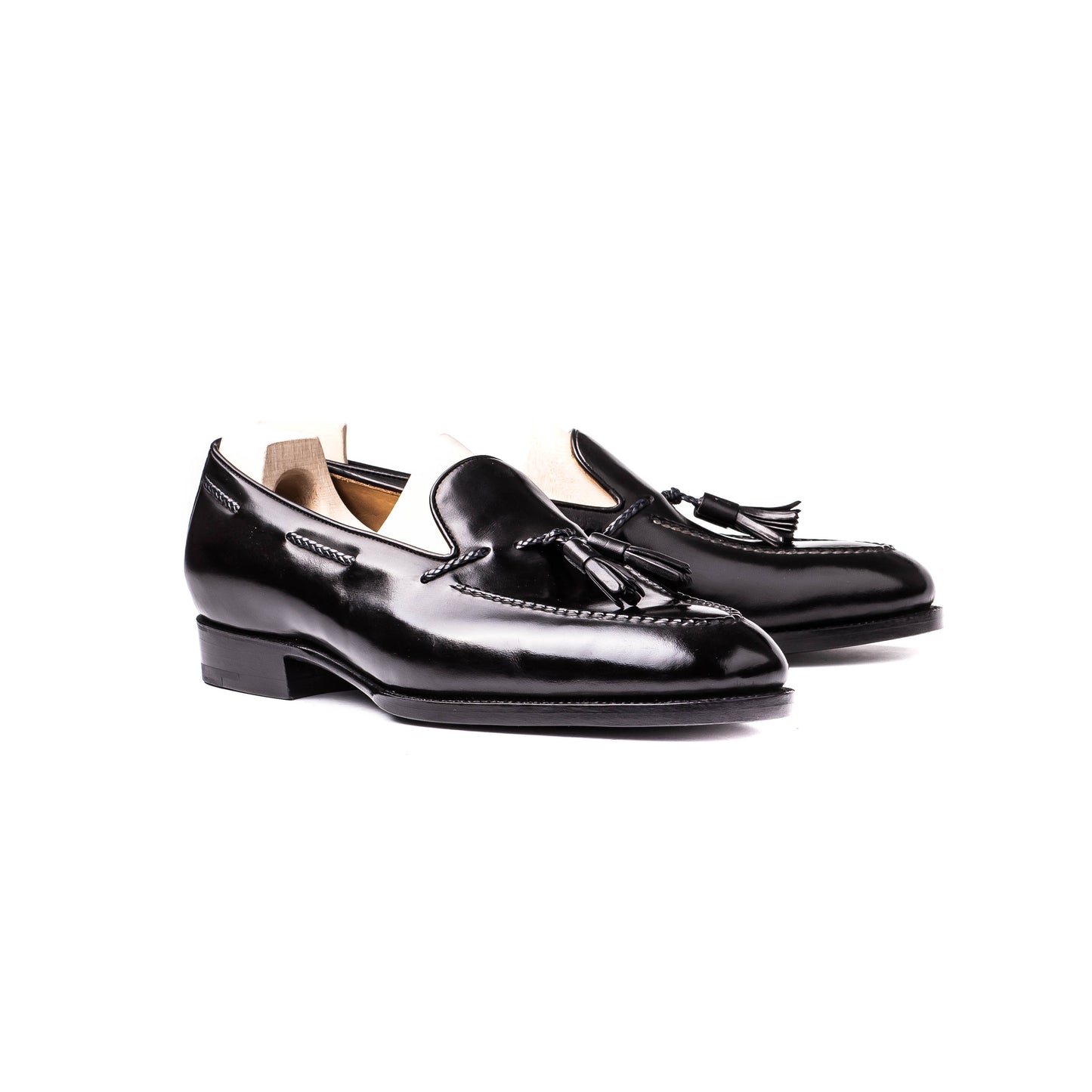 Loafer with hand stitched apron and tassels, no split toe