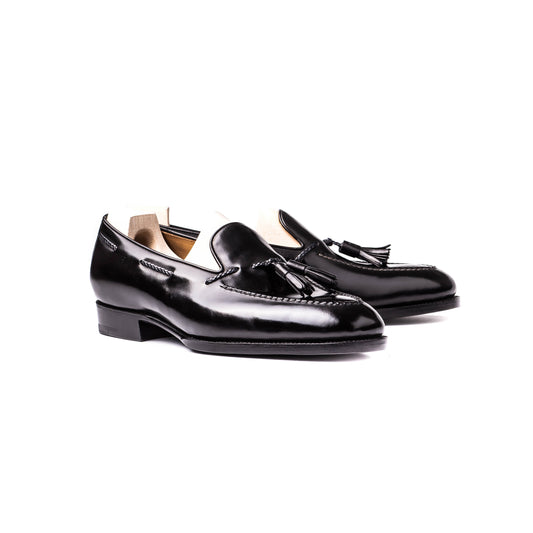 Loafer with hand stitched apron and tassels, no split toe