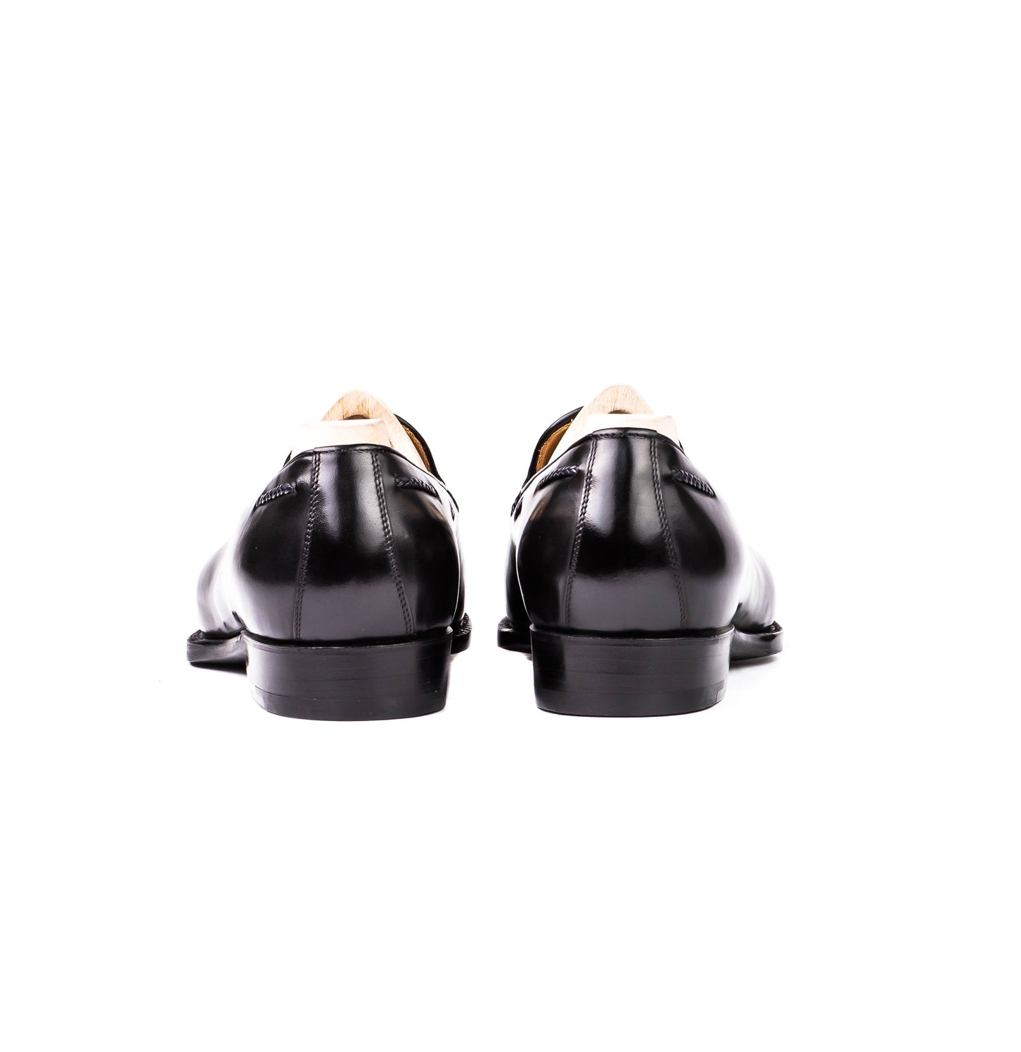 Loafer with hand stitched apron and tassels, no split toe