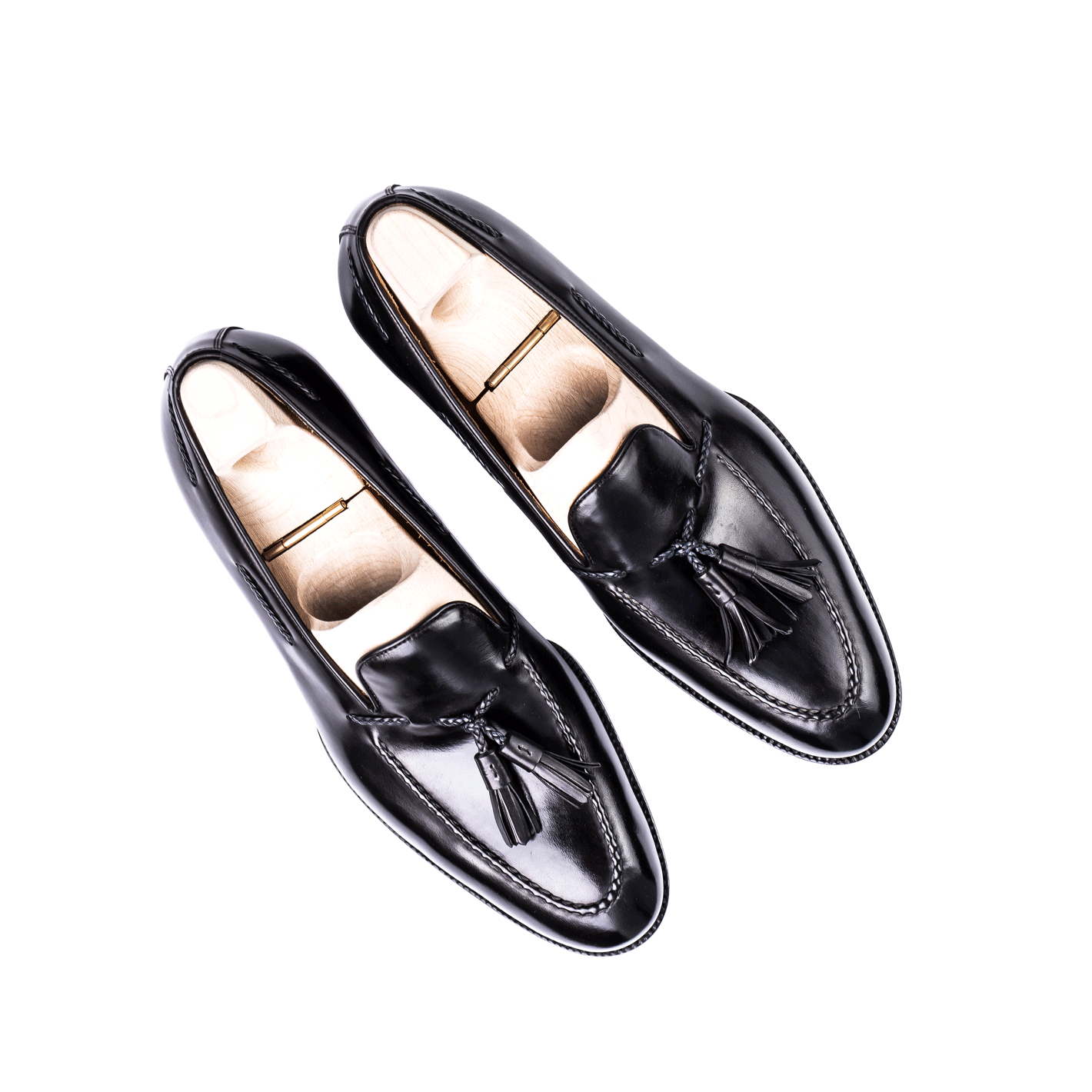 Loafer with hand stitched apron and tassels, no split toe