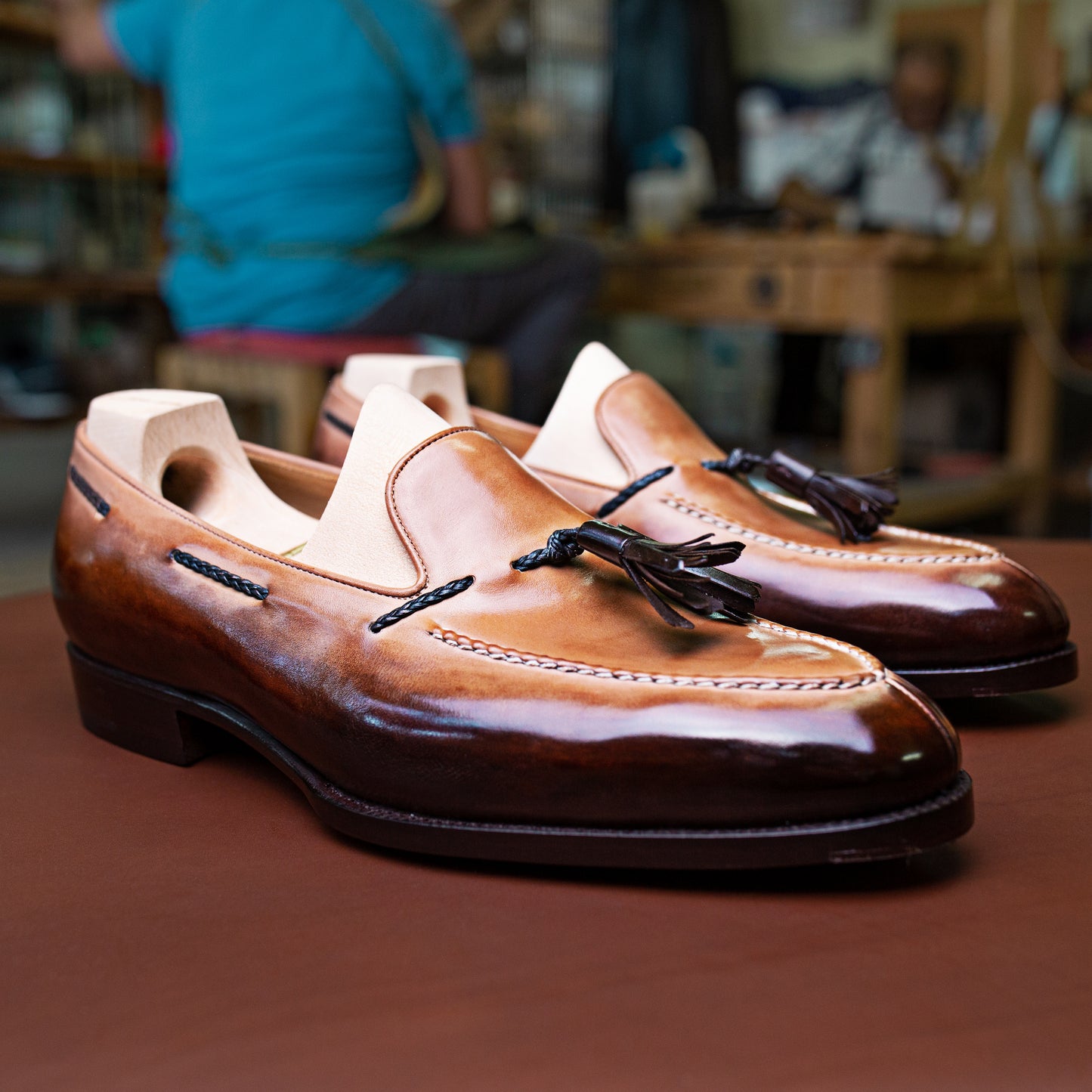 Loafer with hand stitched apron and tassels - 6.5F