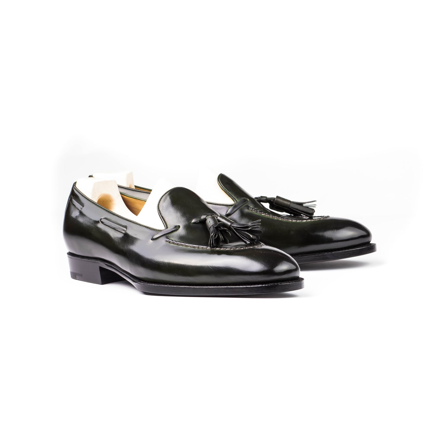 Loafer with hand stitched apron and tassels, short vamp - 9.5F