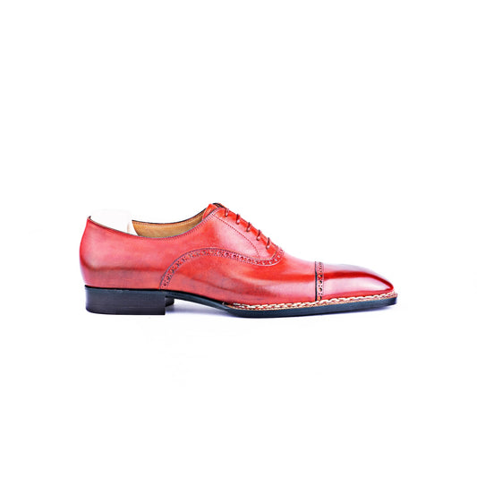 Oxford with brogueing on the straight toe cap and counter