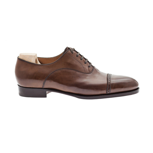 Oxford with brogueing and zig-zag on the straight toe cap and on tongue