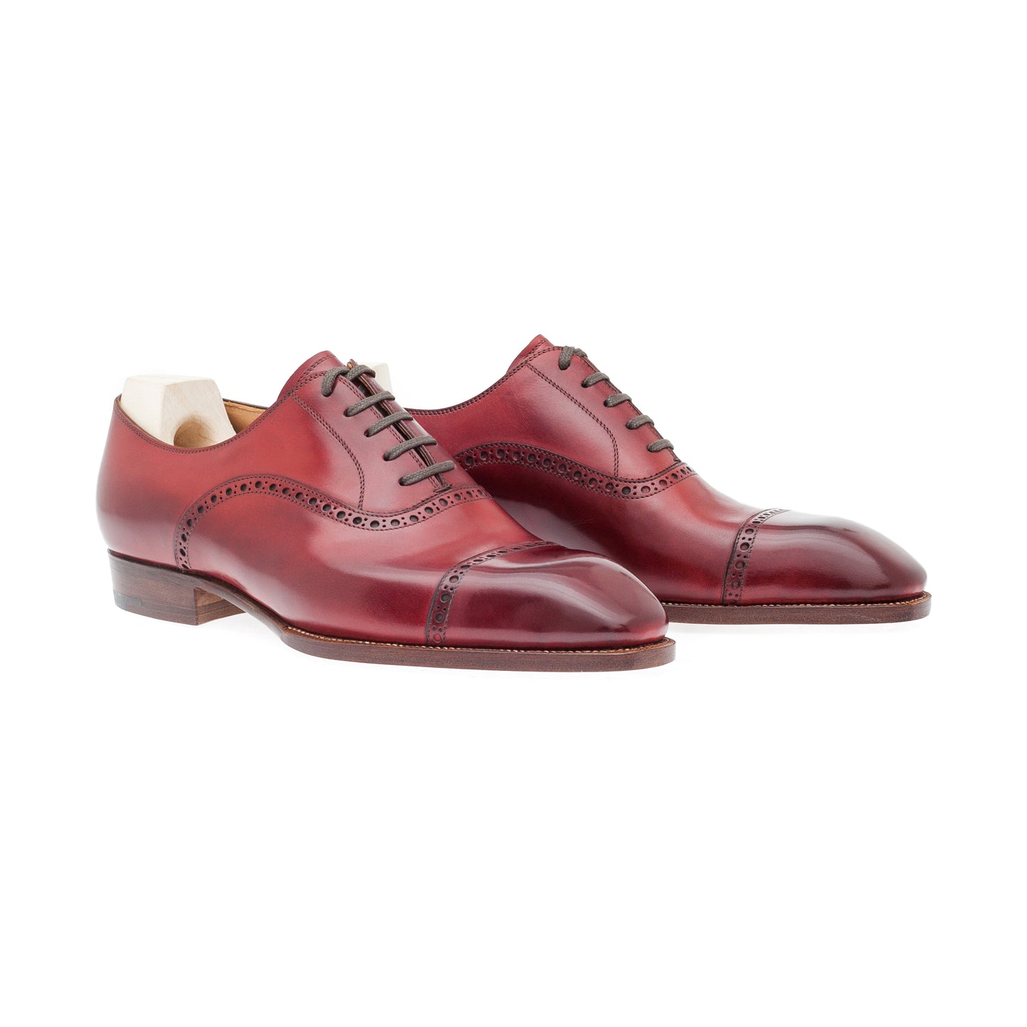Oxford with brogueing on the straight toe cap and counter