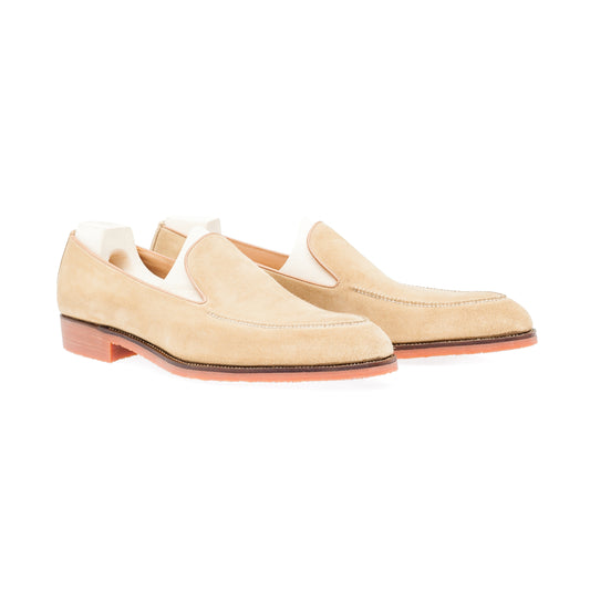 Elegant Loafer with hand-stitched apron in sand-beige suede leather