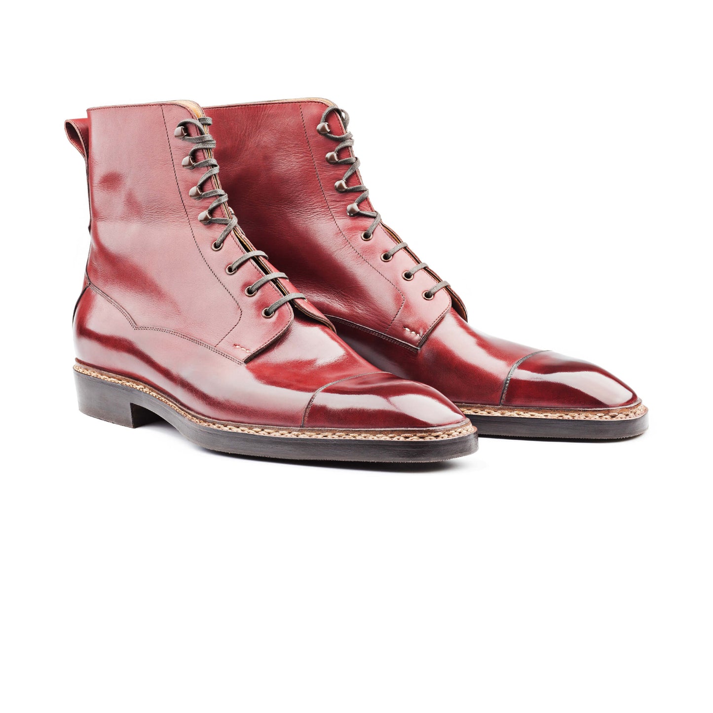 High cut derby boot, with middle tulip cut on sailor last