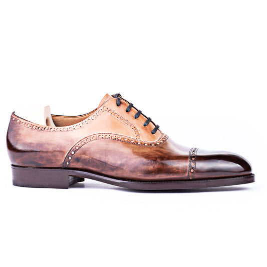 Oxford with brogueing on the straight toe cap, counter and top line