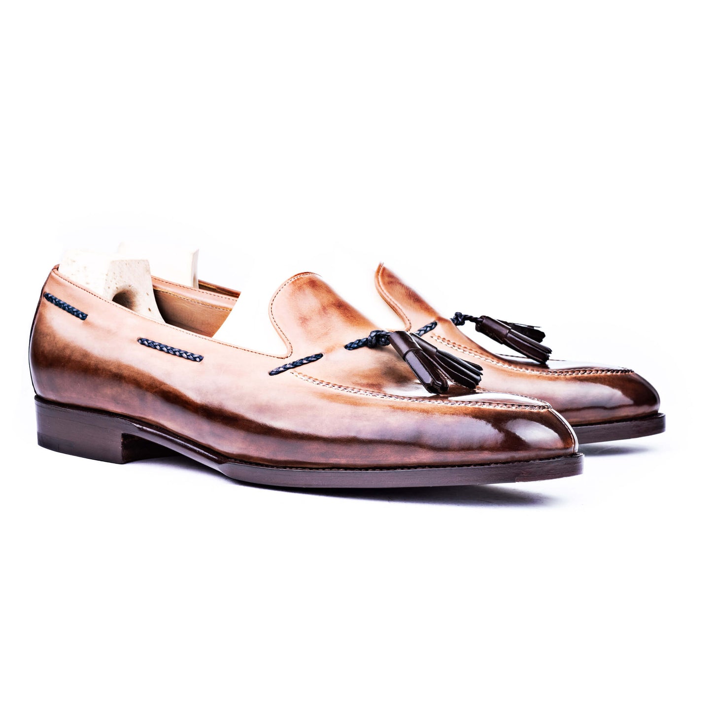 Loafer with hand stitched apron and tassels, patinized