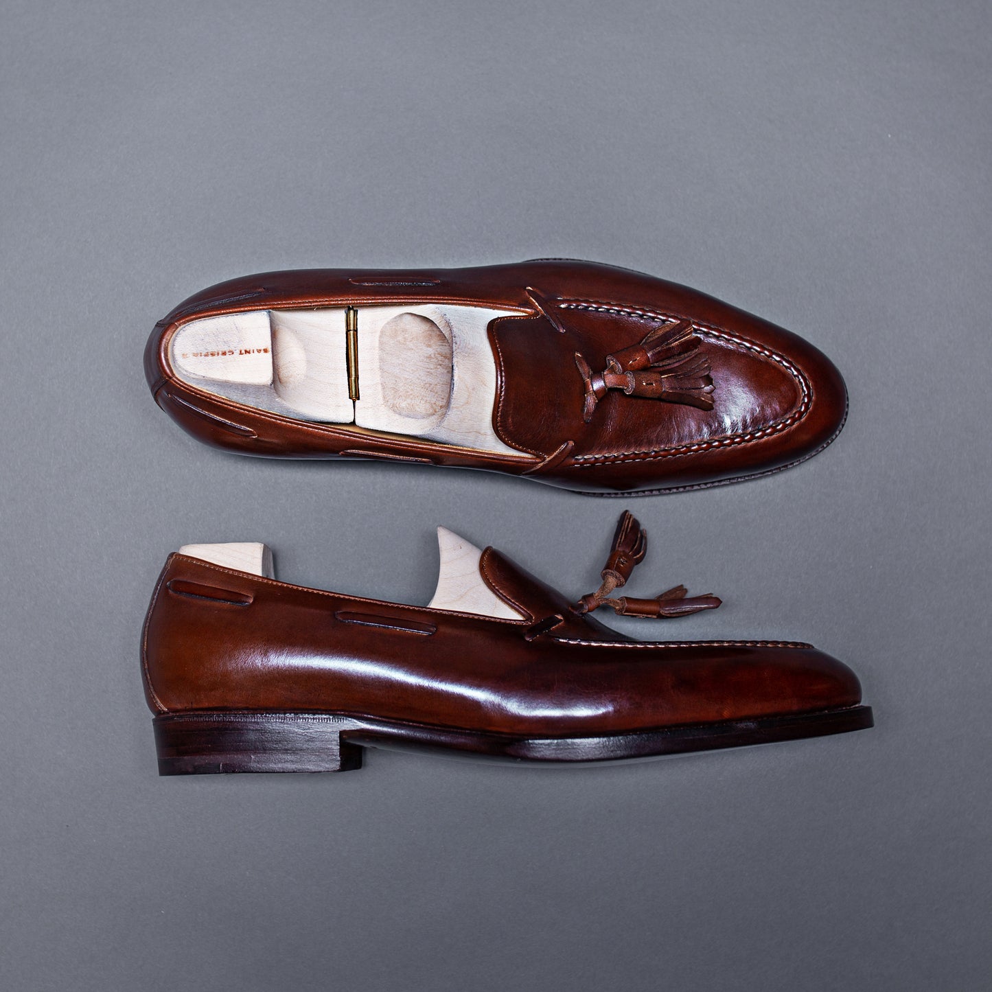 Loafer with hand-stitched apron and tassels, no split toe
