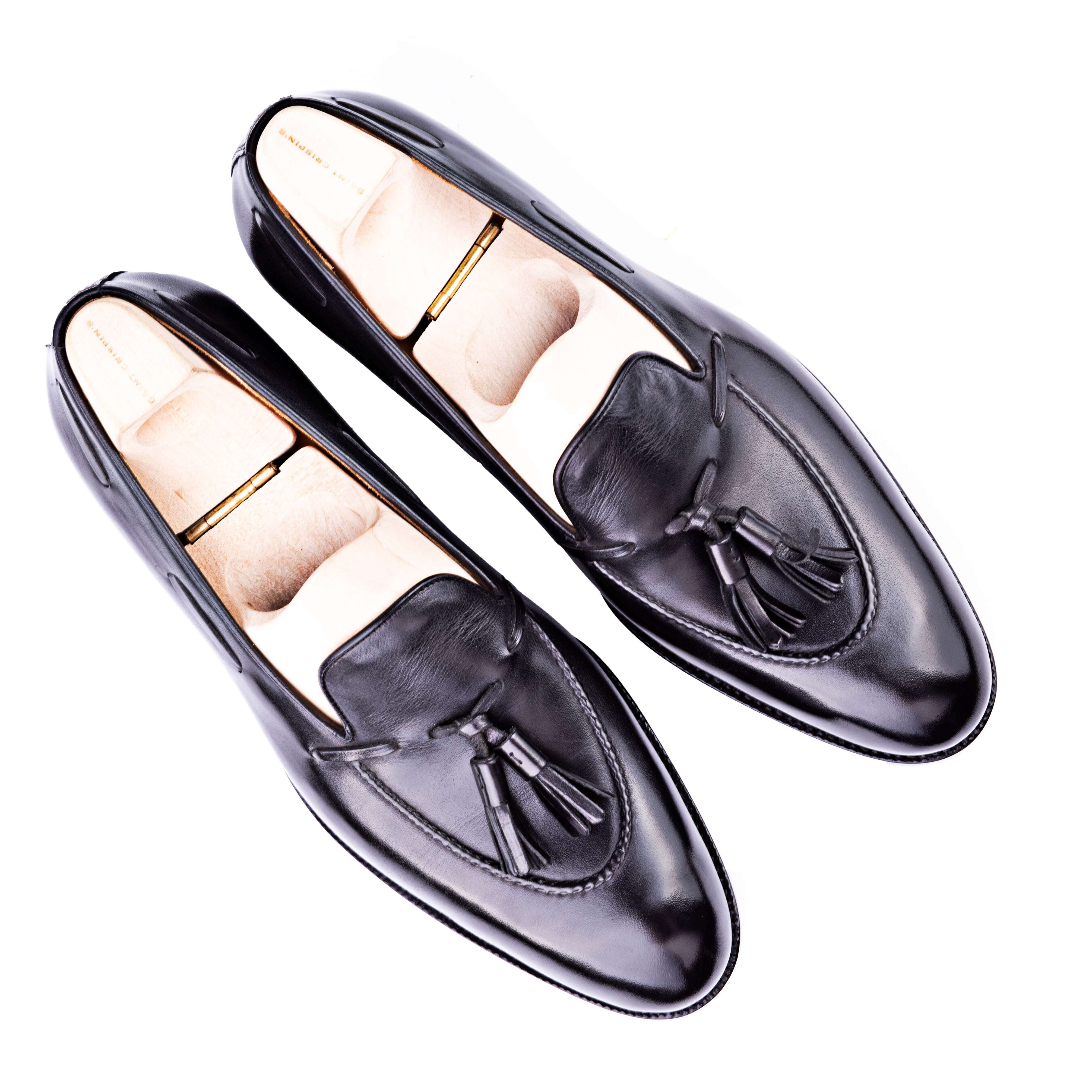 Loafer with hand stitched apron and tassels, short vamp