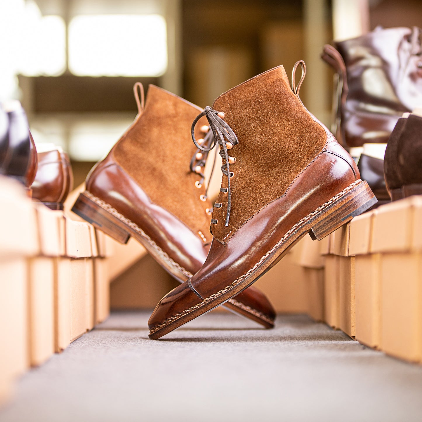 High cut derby boot, with middle tulip cut