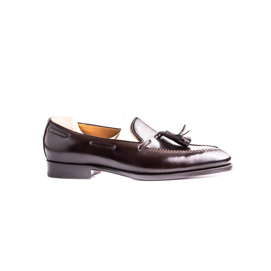Loafer with hand stitched apron and tassels, no split toe