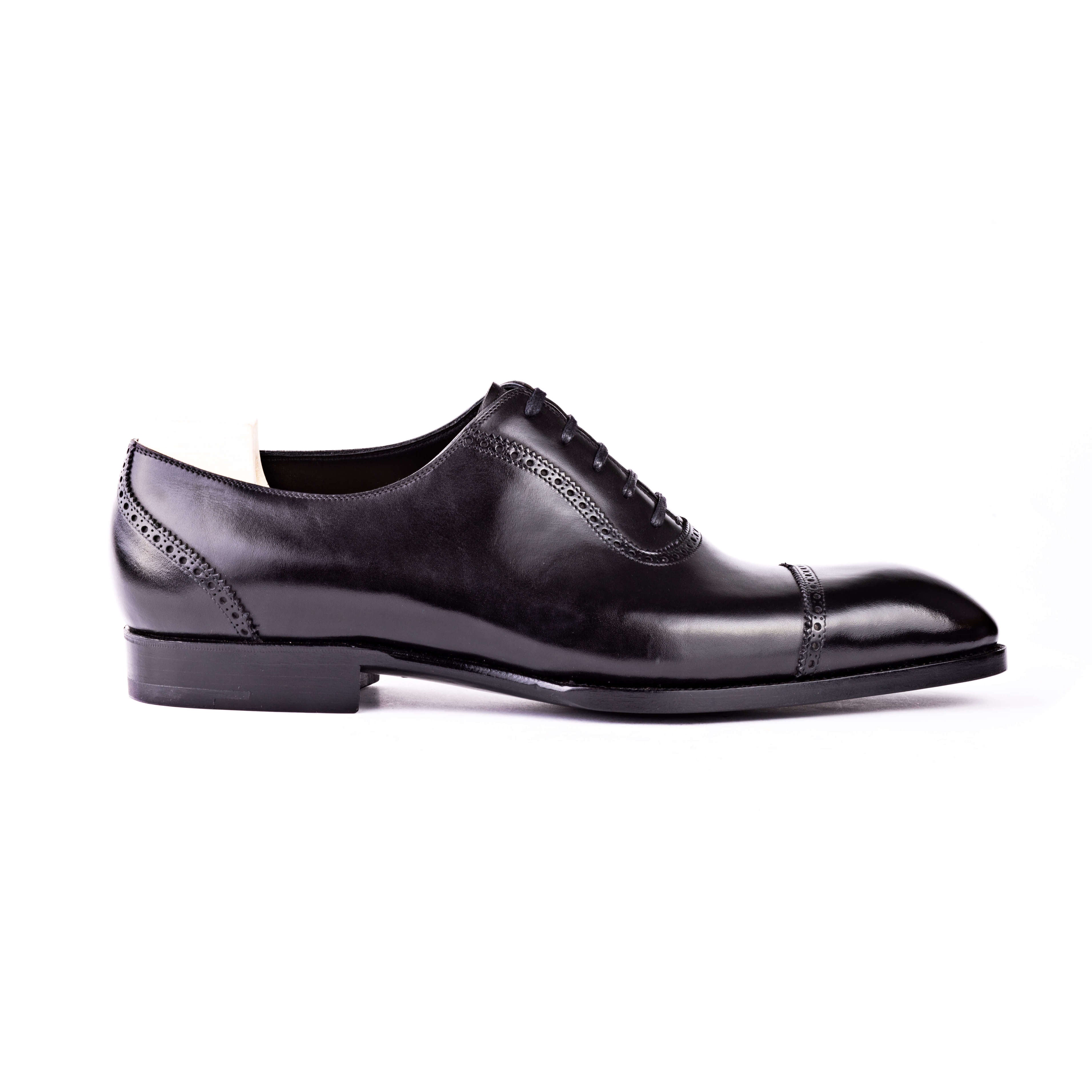 Oxford with straight toe cap, adelaide and heel brogueing – Saint