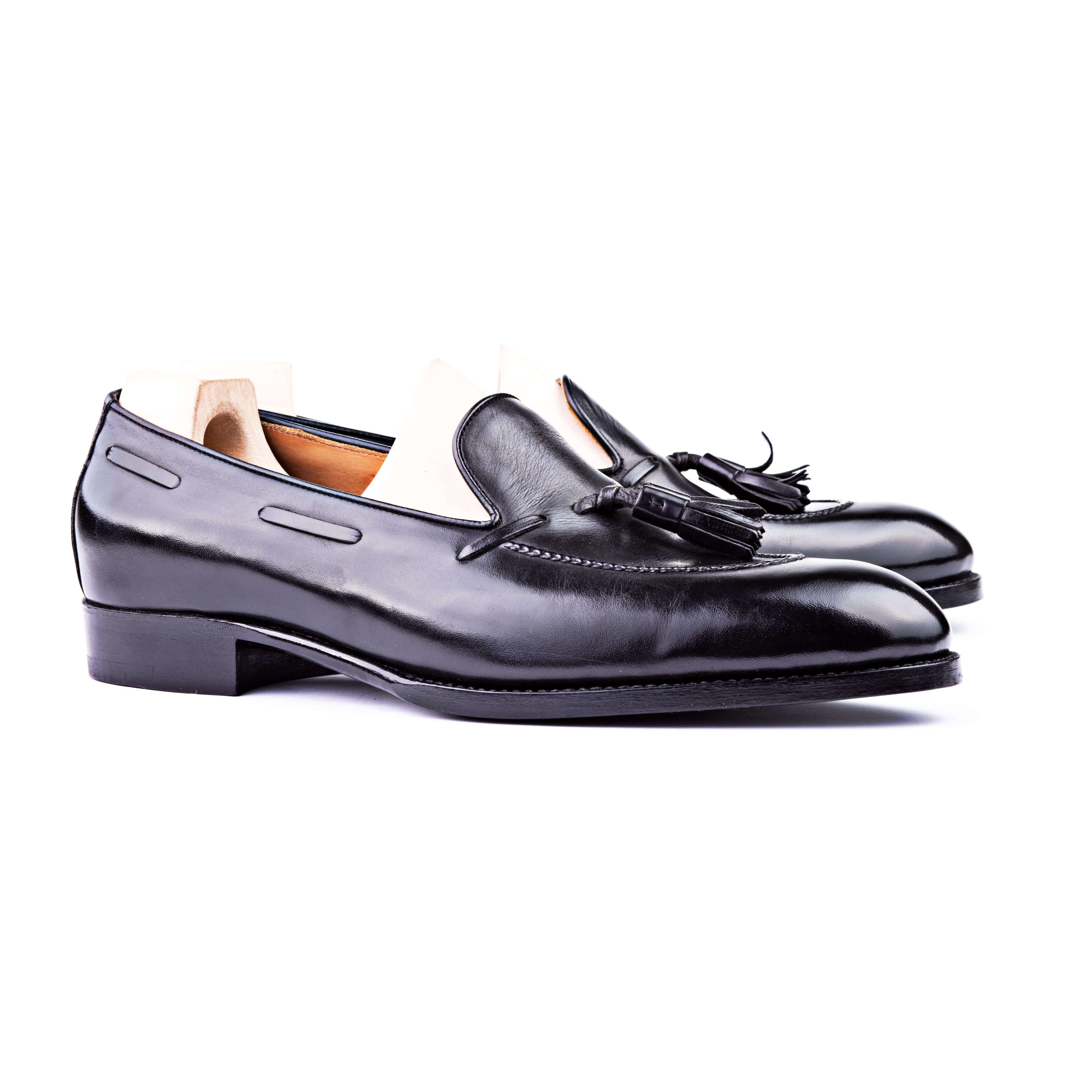 Loafer with hand stitched apron and tassels, short vamp